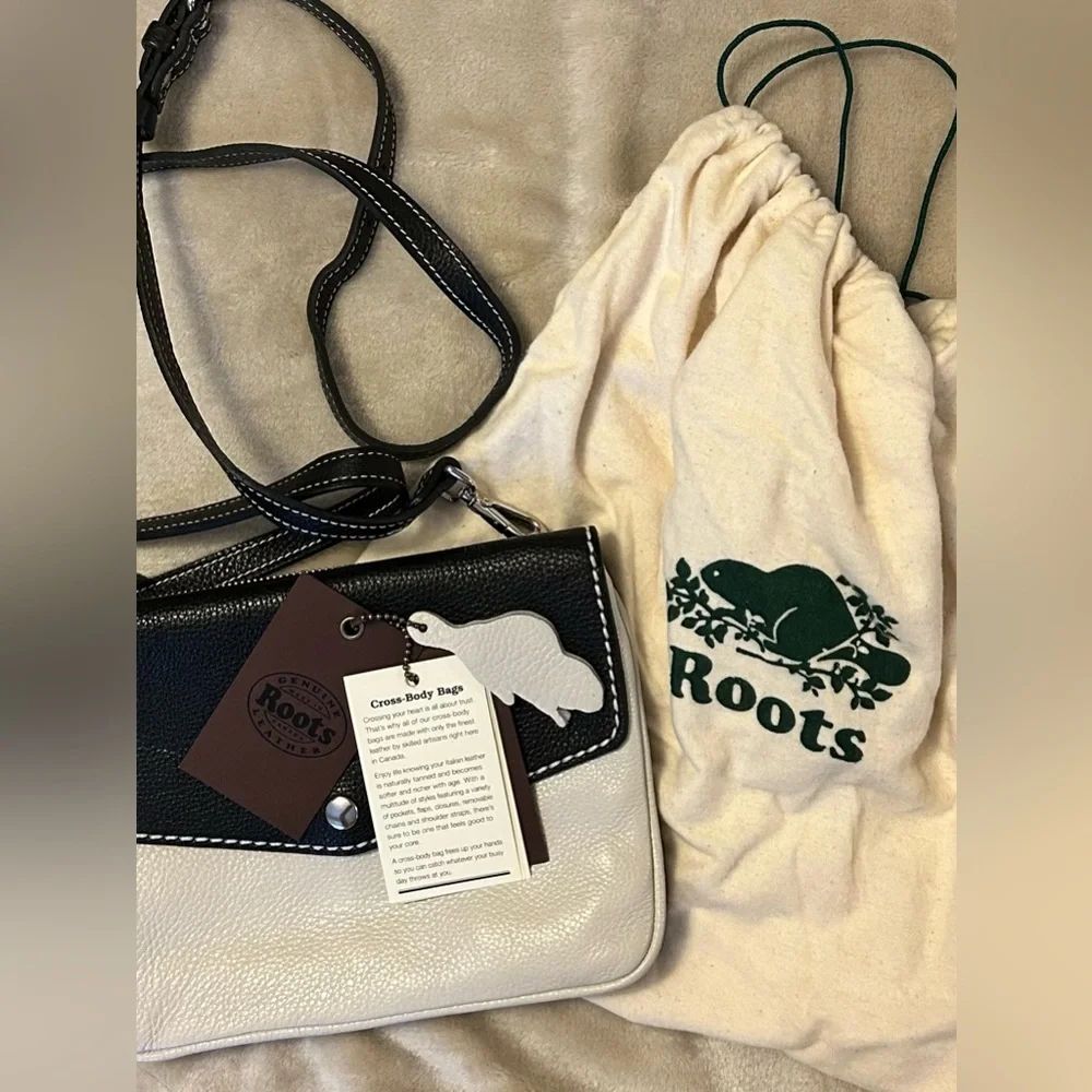 ROOTS Crossbody. Top Zip and Front flap, Adjustable strap Black and Off-white - Picture 6 of 7